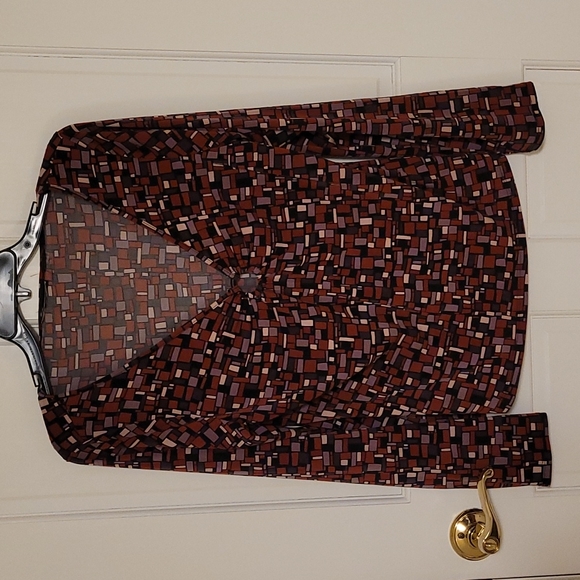 Shirts, a bundle of quantity (6) XL women's dressy stretchy material shirts. - Picture 11 of 12